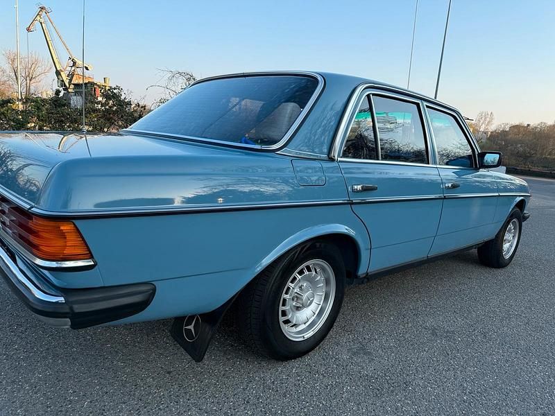 Gebraucht Mercedes E230 136 PS (100 kW) 1981 Blau Limousine