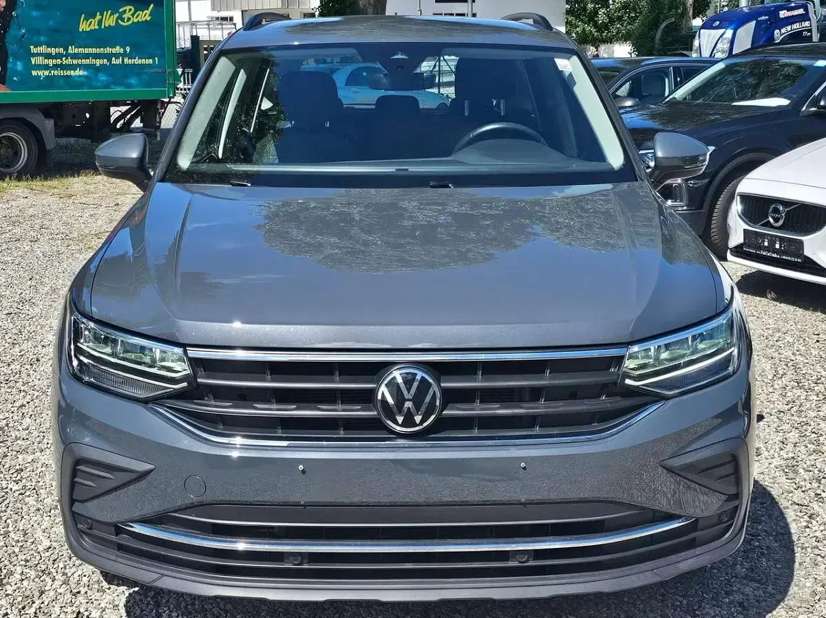 Gebraucht VW Tiguan Life 150 PS (110 kW) 2022 Delfingrau perlmetallic SUV