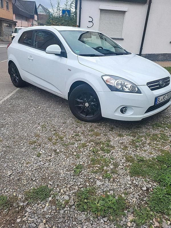 Weiß Gebraucht 2010 Kia Ceed 2 Coupé | 3.300 € - Bild 1/4