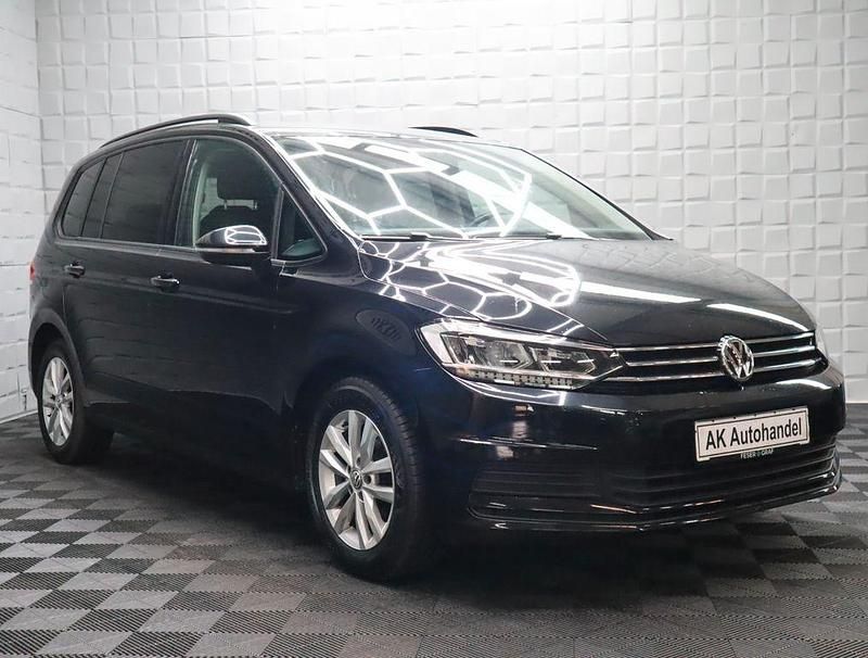 Second-hand VW Touran Comfortline 116 CP (85 kW) 2019 Negru Monovolum