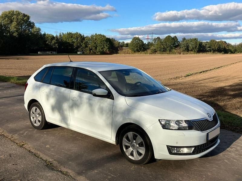 Weiß Gebraucht 2016 Skoda Rapid Joy Kombi | 6.099 € (Guter Preis) - Bild 1/4