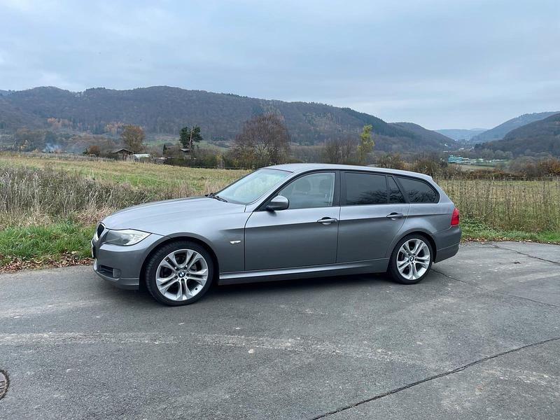 Grau Gebraucht 2009 BMW 318 Kombi | 2.500 € (Superpreis) - Bild 1/4