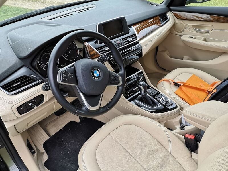 Gold Gebraucht 2015 BMW 218 Active Tourer Luxury Line Van / Kleinbus | 16.600 € (Fairer Preis) - Bild 1/4