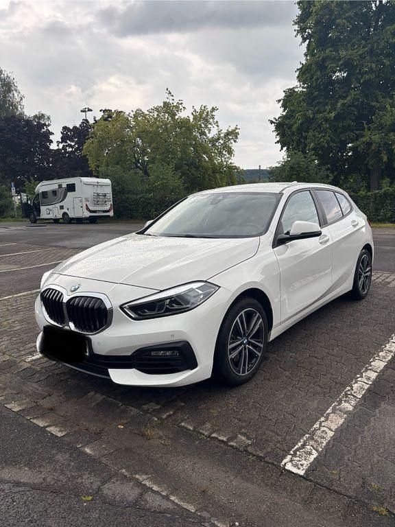 Weiß Gebraucht 2020 BMW 118 Advantage Kleinwagen | 16.290 € (Guter Preis) - Bild 1/4