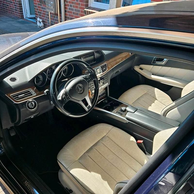 Second-hand Mercedes E220 170 CP (125 kW) 2013 Albastru Berlinǎ