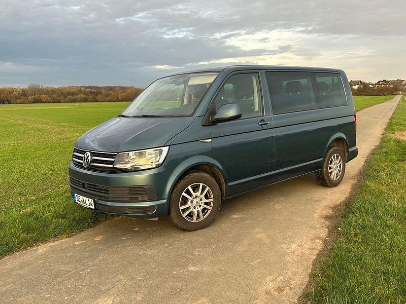 Grün Gebraucht 2018 VW Caravelle Van / Kleinbus | 33.000 € (Guter Preis) - Bild 1/4