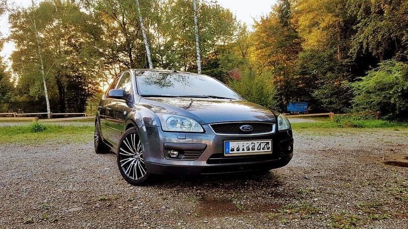 Gebraucht Ford Focus Titanium 116 PS (85 kW) 2005 Grau Limousine