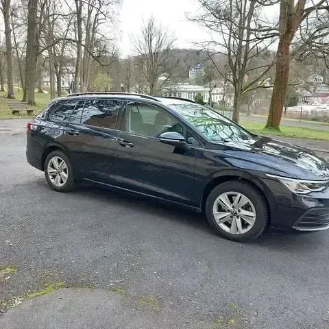 Gebraucht VW Golf VIII Life 150 PS (110 kW) 2022 Deep black perleffekt (metallic) Kombi
