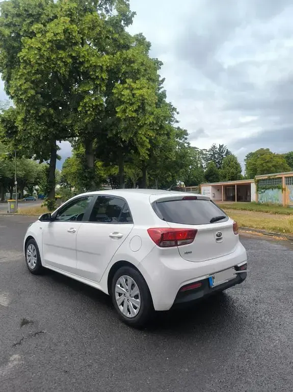 Gebraucht Kia Rio DREAM-TEAM Edition 84 PS (61 kW) 2019 Weiß Limousine
