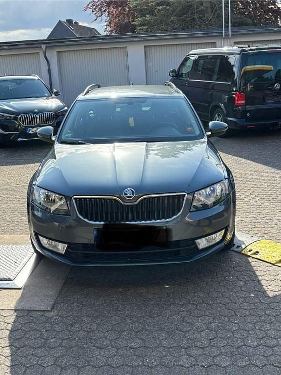 Grau Gebraucht 2017 Skoda Octavia Ambition Kombi | 10.000 € (Superpreis) - Bild 1/4