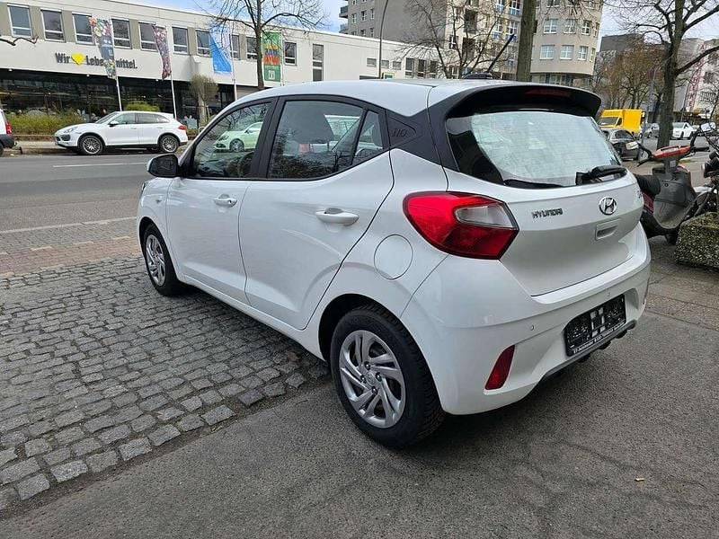 Gebraucht Hyundai i10 Select 67 PS (49 kW) 2020 Polar white / sol Kleinwagen