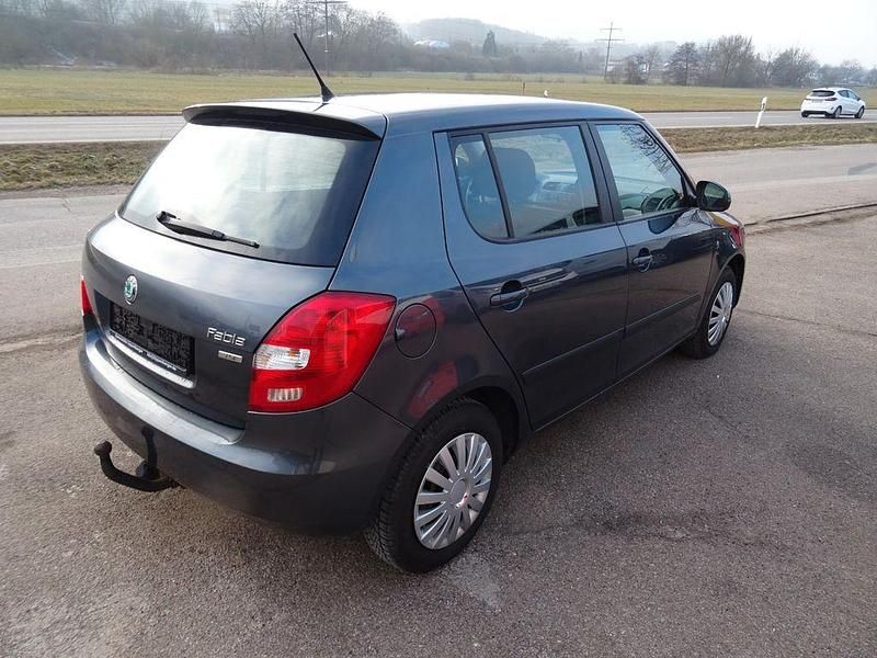 Gebraucht Skoda Fabia Ambiente 86 PS (63 kW) 2012 Grau Limousine