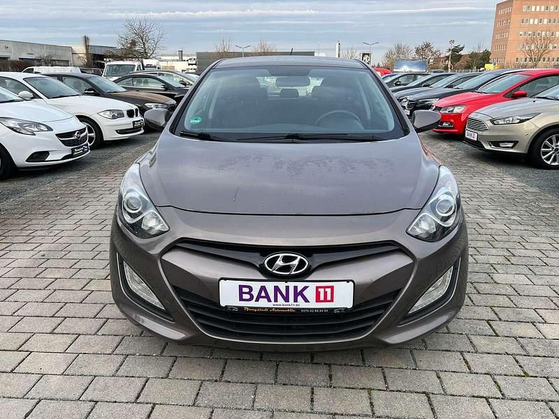 Gebraucht Hyundai i30 Classic 99 PS (72 kW) 2013 Cashmere brown / mic Kleinwagen