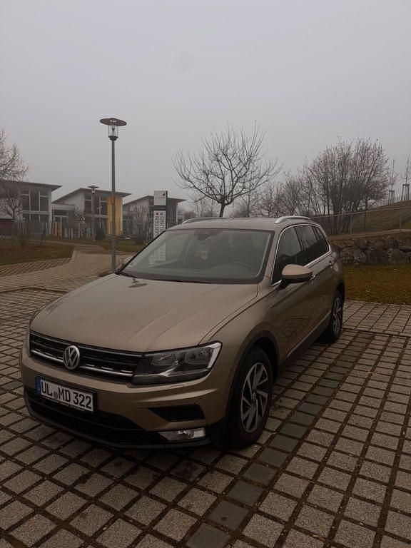 Gold Gebraucht 2017 VW Tiguan Sound SUV | 17.900 € (Fairer Preis) - Bild 1/4