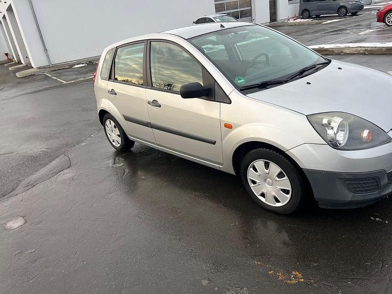 Gebraucht Ford Fiesta Ambiente 70 PS (51 kW) 2006 Silber Kleinwagen