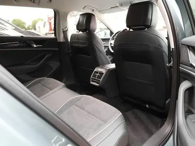 Gebraucht VW Passat Business 150 PS (110 kW) 2025 Maripositgrün metallic Kombi