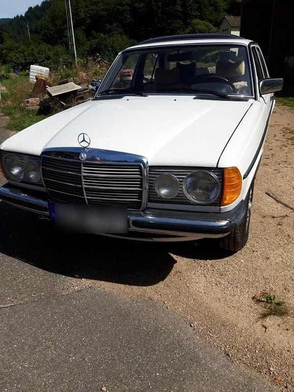 Weiß Gebraucht 1978 Mercedes 230 Limousine | 11.600 € - Bild 1/4