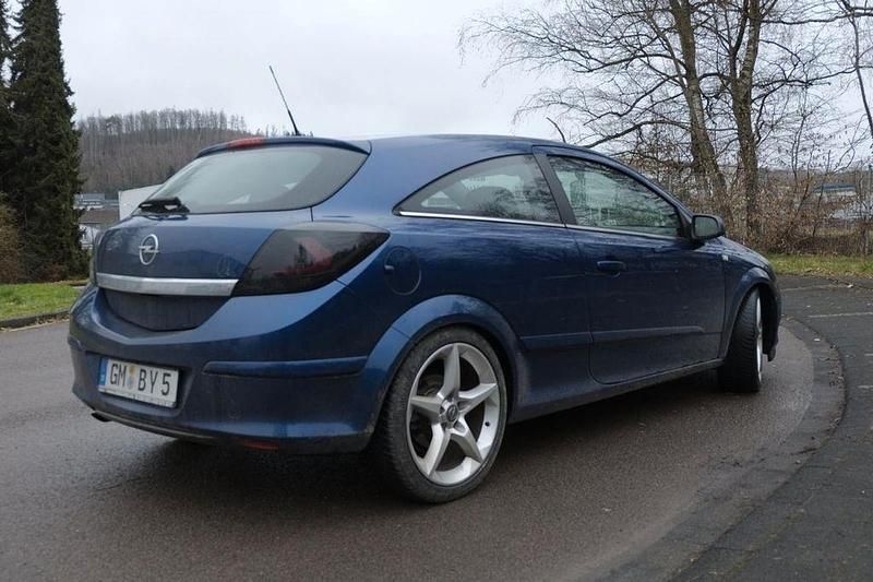 Second-hand Opel Astra 200 CP (147 kW) 2005 Albastru Coupe