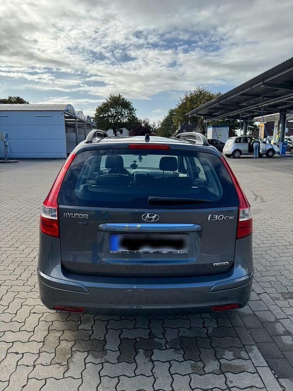 Gebraucht Hyundai i30 116 PS (85 kW) 2010 Grau Kombi