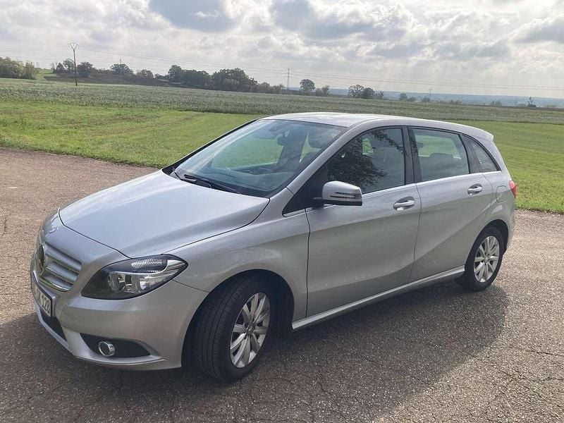 Silber Gebraucht 2014 Mercedes B180 Style Van / Kleinbus | 10.600 € (Guter Preis) - Bild 1/4