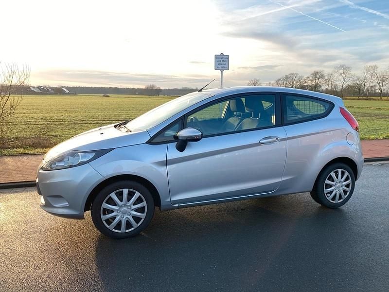 Grau Gebraucht 2010 Ford Fiesta Trend Limousine | 1.999 € - Bild 1/4