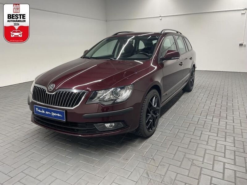 Rot (rosso brunellorot metallic Gebraucht 2014 Skoda Superb Kombi | 17.980 € - Bild 1/4