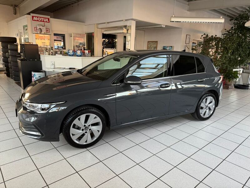 Gebraucht VW Golf VIII Style 150 PS (110 kW) 2023 Grau Limousine