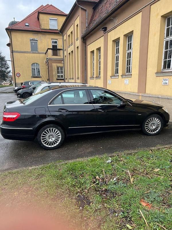 Gebraucht Mercedes E220 Elegance 170 PS (125 kW) 2009 Schwarz Limousine
