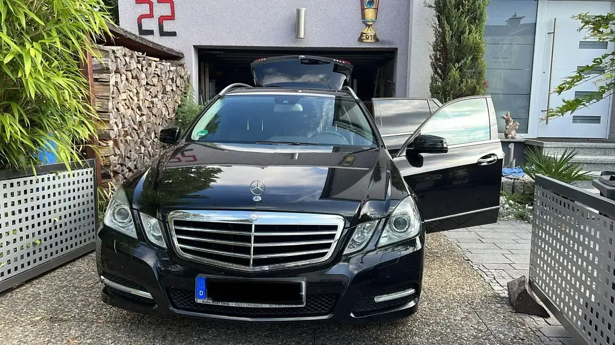 Gebraucht Mercedes E250 Elegance 204 PS (150 kW) 2010 Schwarz Kombi