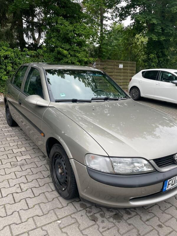 Grau Gebraucht 1995 Opel Vectra Limousine | 1.500 € - Bild 1/4