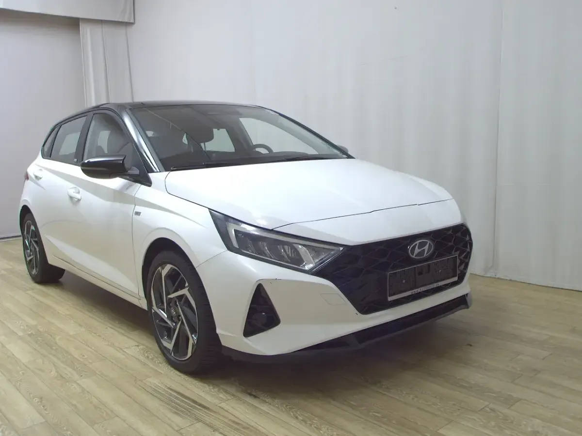 Gebraucht Hyundai i20 Comfort 101 PS (74 kW) 2021 Polar white/ black / sol Kleinwagen