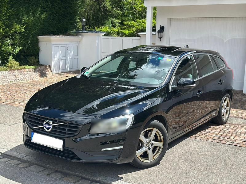 Grau Gebraucht 2015 Volvo V60 Momentum Kombi | 7.200 € (Guter Preis) - Bild 1/4