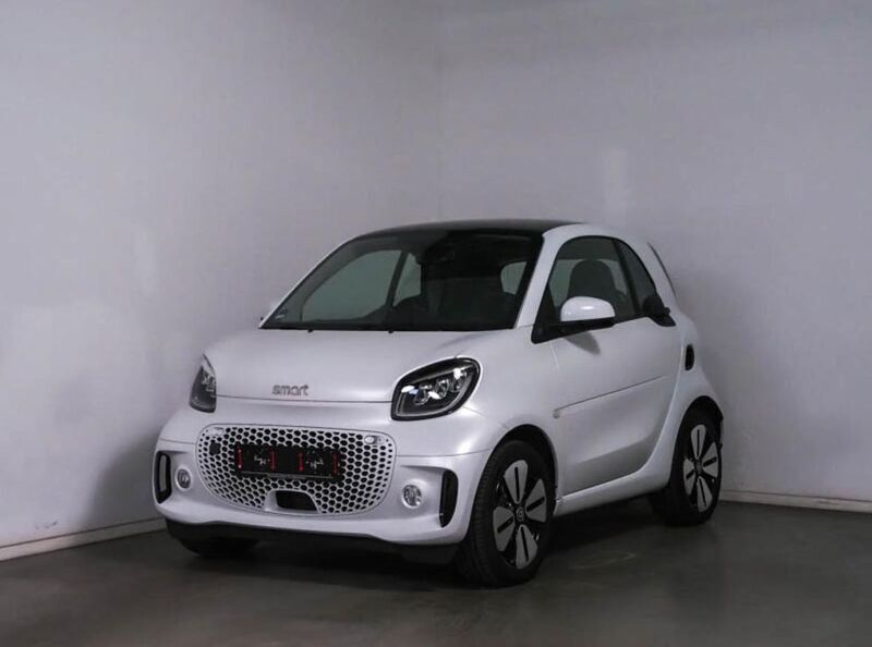 (moon white (matt) (weiß)) Gebraucht 2024 Smart ForTwo Electric Drive Prime Exclusive Coupé | 18.666 € (Guter Preis) - Bild 1/4