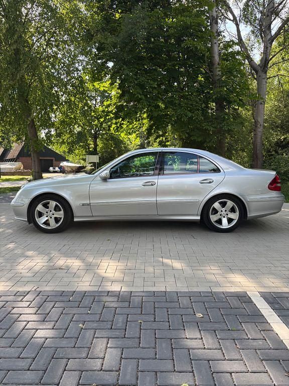 Silber Gebraucht 2004 Mercedes E500 Avantgarde Limousine | 13.900 € (Fairer Preis) - Bild 1/4