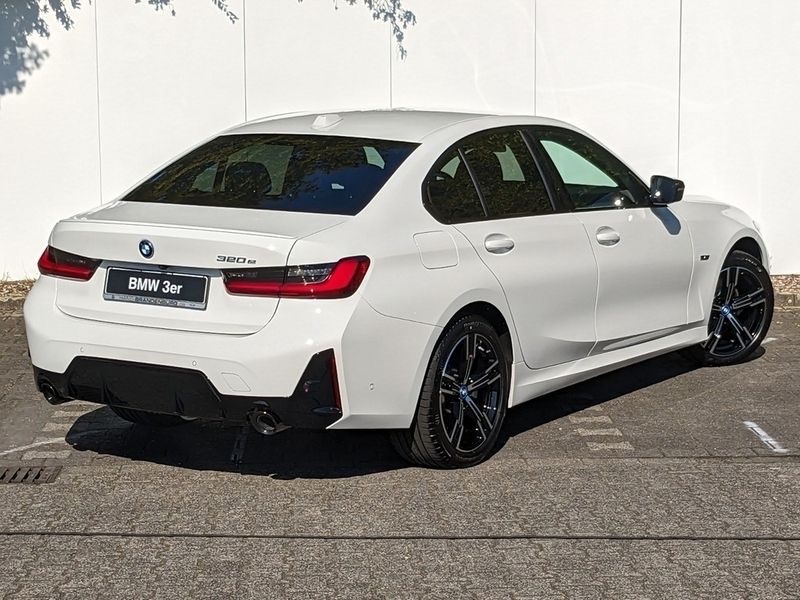 Gebraucht BMW 320e M Sport 204 PS (150 kW) 2023 Weiss Limousine