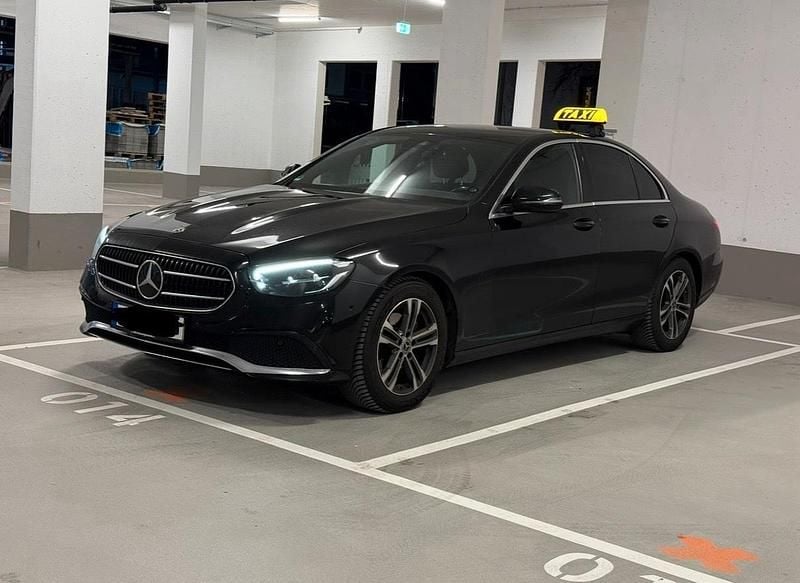 Schwarz Gebraucht 2022 Mercedes E220 Limousine | 25.999 € (Guter Preis) - Bild 1/4