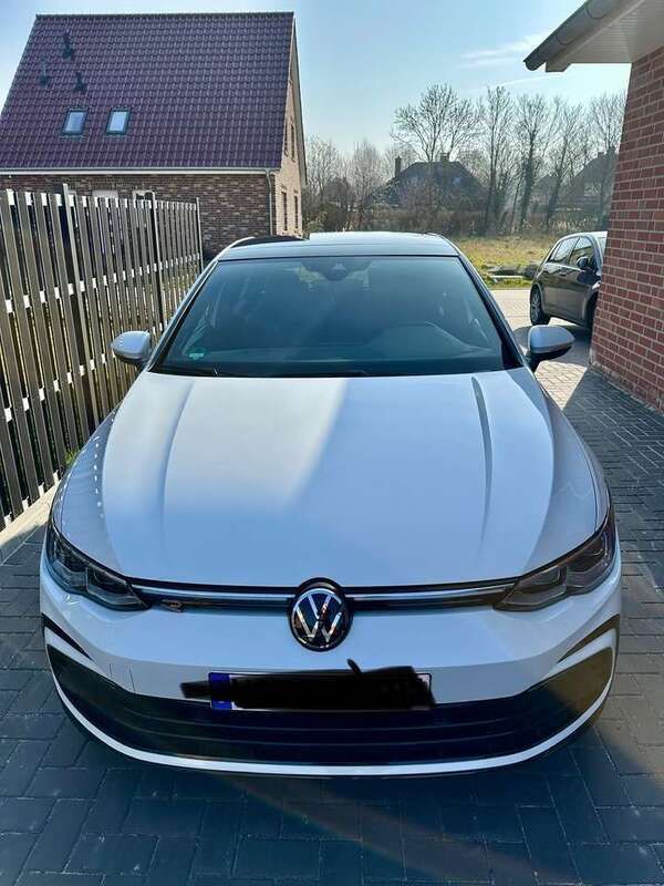 Weiß Gebraucht 2023 VW Golf VIII R-line Kleinwagen | 33.000 € (Teuer) - Bild 1/4