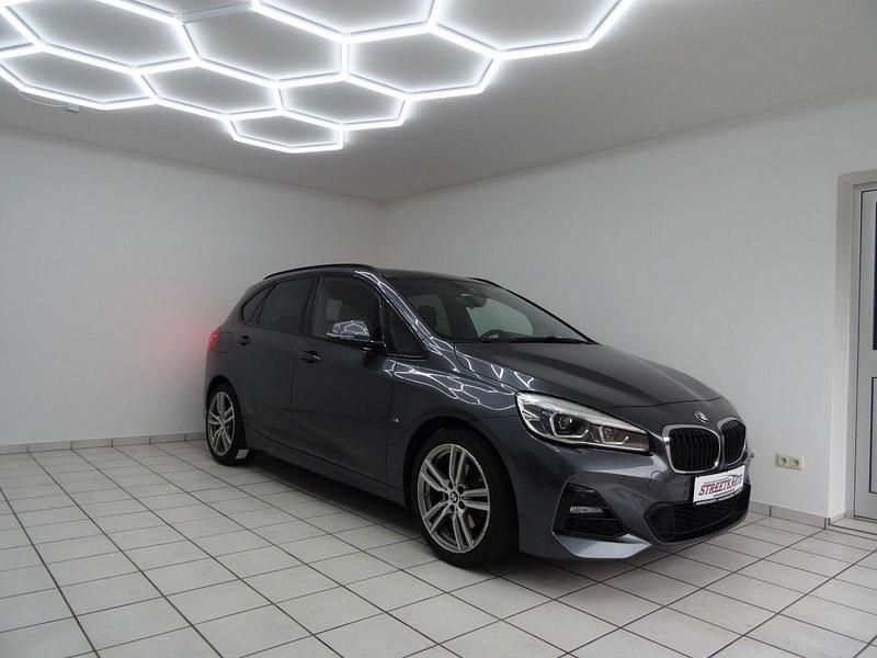 Mineralgrau metallic Gebraucht 2019 BMW 218 M Sport Kombi | 16.990 € (Fairer Preis) - Bild 1/4