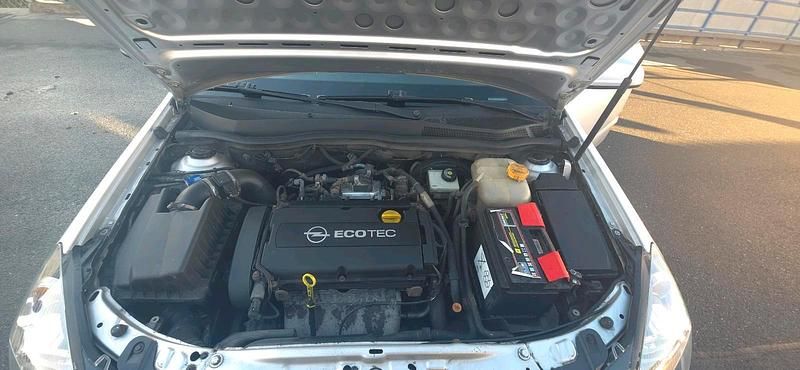 Silber Gebraucht 2007 Opel Astra Limousine | 4.850 € (Teuer) - Bild 1/4