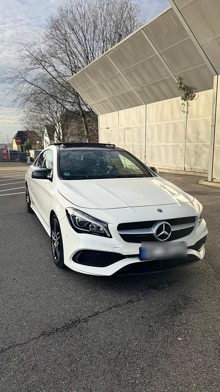 Weiß Gebraucht 2017 Mercedes CLA200 AMG line Limousine | 21.000 € (Fairer Preis) - Bild 1/4
