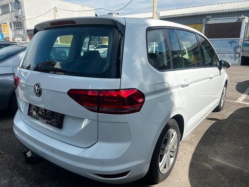 Gebraucht VW Touran Trendline 110 PS (80 kW) 2016 Pure white Van / Kleinbus