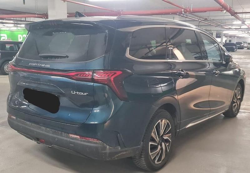 Gebraucht DFSK Forthing 4 177 PS (130 kW) 2024 Grün Van / Kleinbus