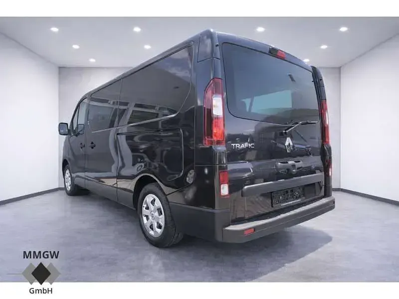 Second-hand Renault Trafic Life 150 CP (110 kW) 2023 Negru Monovolum