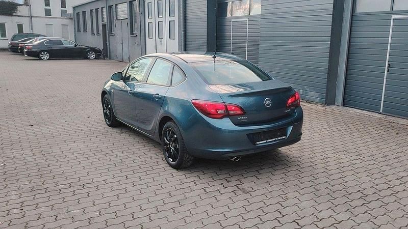 Gebraucht Opel Astra 140 PS (102 kW) 2013 Blau Limousine