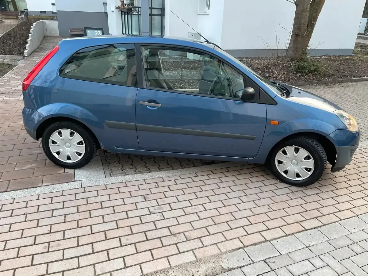 Gebraucht Ford Fiesta 70 PS (51 kW) 2005 Blau Kleinwagen