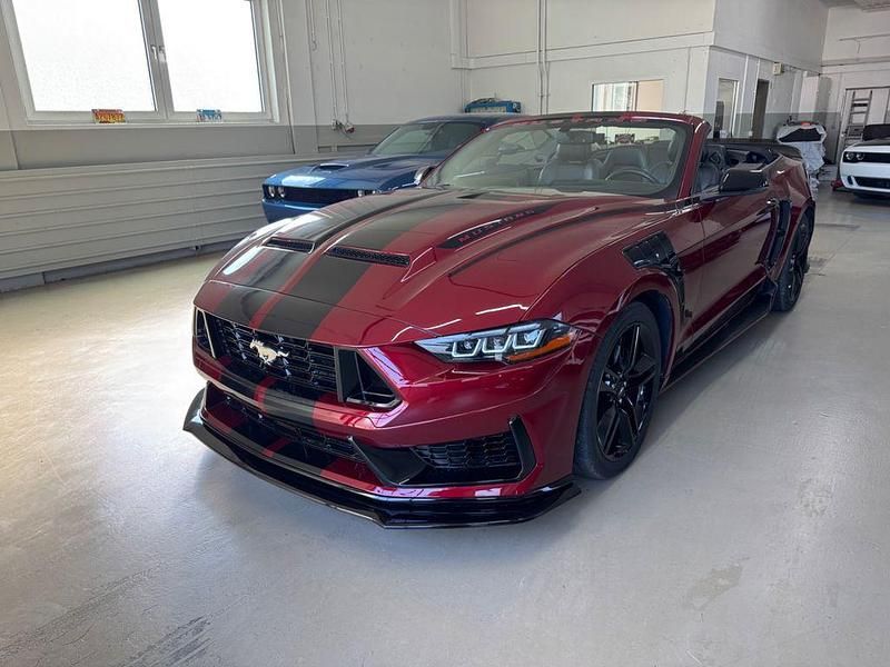 Rot Gebraucht 2018 Ford Mustang Cabrio | 33.491 € (Etwas zu teuer) - Bild 1/4
