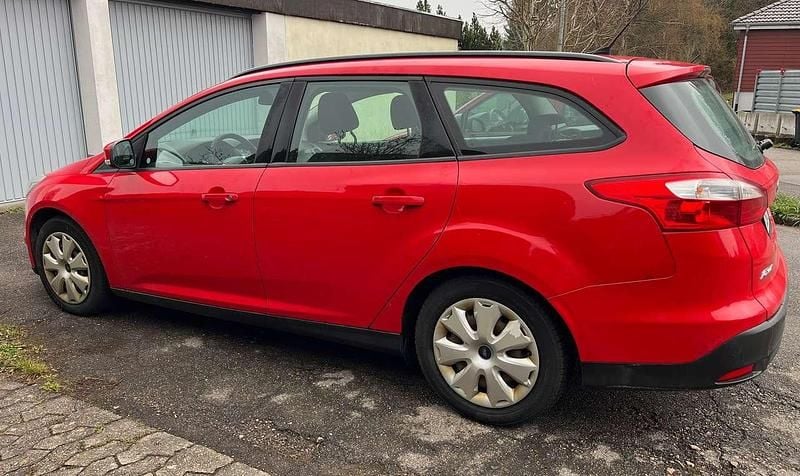 Gebraucht Ford Focus Trend 95 PS (69 kW) 2011 Rot Kombi