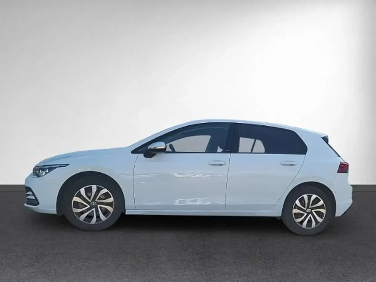 Używany VW Golf VIII Active 150 KM (110 kW) 2023 Biały Sedan/Limuzyna