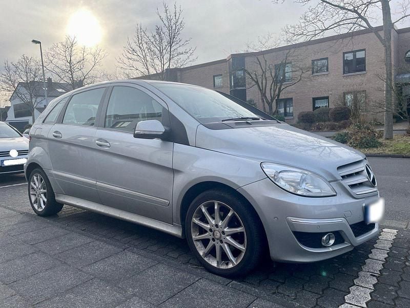 Gebraucht Mercedes B180 109 PS (80 kW) 2011 Silber Van / Kleinbus