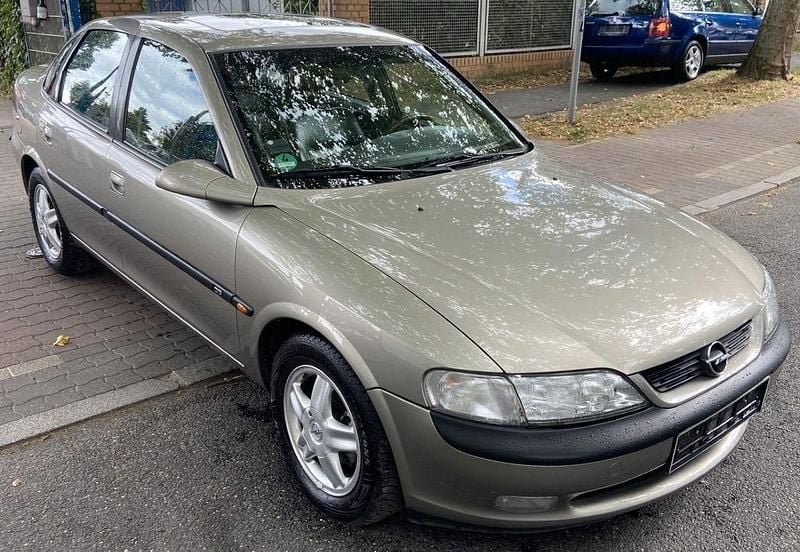 Grau Gebraucht 1997 Opel Vectra Limousine | 1.750 € (Fairer Preis) - Bild 1/4